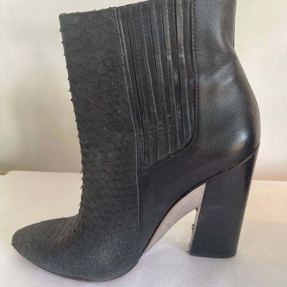 BCBG Maxazria Metild Black Snake Embossed Leather High Heel Ankle Boots Size 9.5 - Picture 5 of 6